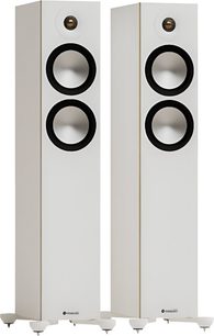 Ön üç çeyrek görünümlü, beyaz MDF lake kaplı Monitor Audio Bonze 300 7G beyaz kolon hoparlör çifti, ön yüzünde siyah çerçeveli iki woofer ve altın renkli kubbeli tweeter, sivri ayaklar üzerine monte edilmiş