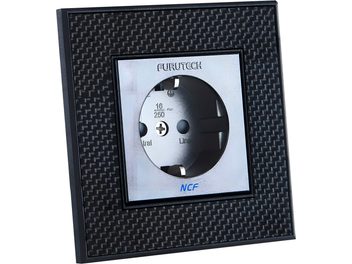 Nástenná zásuvka Furutech FT-SWS NCF Plus (R) Schuko, strieborný kovový kryt, čierny rám s efektom karbónového vlákna