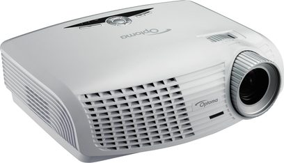 Bílý videoprojektor Optoma HD23, pohled zepředu mírně zešikma, ventilační mřížka, posunutý objektiv, logo