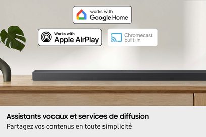 Soundbar Samsung HW-QS710F 2025 nera, griglia metallica frontale, vista frontale, loghi Google Home, AirPlay, Chromecast