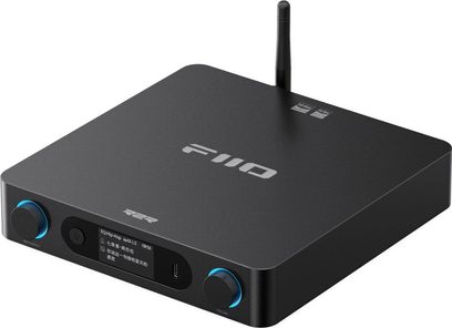 FiiO BR15 R2R sort DAC i sort, set skråt forfra med frontdisplay, dobbelte blå drejeknapper og bagmonteret antenne