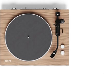 Gramofon Kanto OBI3 G2 v orehovi izvedbi, pogled od zgoraj s črnim krožnikom in ročico za predvajanje