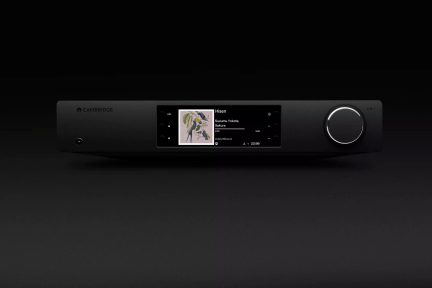Sieciowy odtwarzacz audio Cambridge CXN w kolorze czarnym z centralnym kolorowym ekranem i dużym pokrętłem po prawej stronie