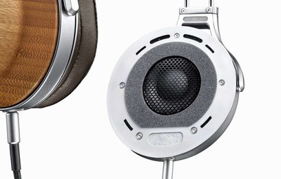 Nærbillede af profilen af Denon AH-D9200 hovedtelefoner med åbne metalgitre over transducerne, træørepuder og sølvfarvet hovedbøjle