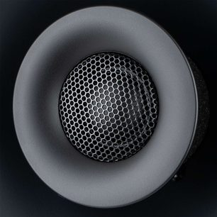 Aktiv-Lautsprecher Fluid Audio FX80, Nahaufnahme von vorne auf runden schwarzen Lautsprecher mit hexagonalem Metallgitter