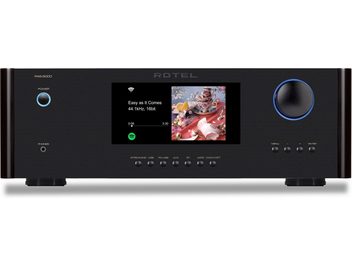 Vgrajeni stereo hi-fi ojačevalnik Rotel RAS-5000 črne barve, pogled od spredaj, osrednji zaslon, okrogel gumb na desni, več gumbov spodaj