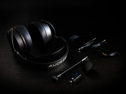 Audeze Maxwell Playstation sort hovedtelefoner, aftagelig mikrofon, 3,5 mm jackstik, på sort kulstoffiber baggrund