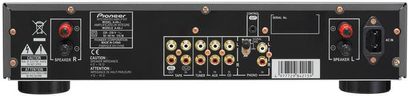 Bagsiden af en Pioneer A-A6-J stereo hi-fi-forstærker med RCA-lydstik, højttalertilslutninger, antenneindgang, strømstik og tænd/sluk-knap