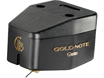Gold Note Giotto musta hi-fi-levysoittimen äänirasia kolmen neljäsosan kuvakulmasta, kultaisella tekstillä ja näkyvällä neulalla