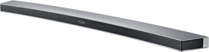 Czarny soundbar Samsung HW-J8501, widok z przodu, podłużny i smukły kształt, maskownica głośników na przednim panelu