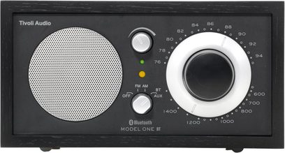 bordsradio Tivoli Audio Model One BT svart, retrofront, rund silverfärgad högtalare och stor vit inställningsratt för avstämning