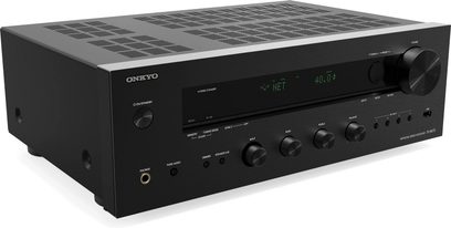 Hi-fi stereo ojačevalnik Onkyo TX-8470, pogled iz treh četrtin, črna sprednja plošča z gumbi in zelenim digitalnim zaslonom