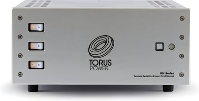 Torus Power RM 30 CE strømconditioner, gråt rektangulært kabinet med 3 lysende kontakter til venstre og centralt logo