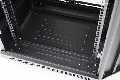 Szafa rackowa Norstone Pro Rack 12U widok wewnętrzny z czarnymi panelami metalowymi, otworami montażowymi i perforowanymi wspornikami