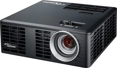 Optoma ML750e sort videoprojektor, set forfra, linse til højre, ventilationsriste til venstre