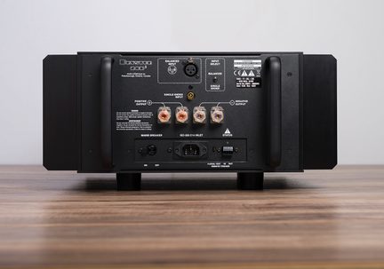 amplificator de putere hi-fi Bryston 3B3 negru, vedere din spate cu borne pentru boxe și intrări XLR/RCA