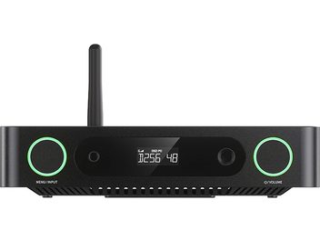 FiiO K13 R2R hodetelefonforforsterker i svart, metallkabinett, frontvisning, skjerm, to knotter med grønn ring, antenne bak