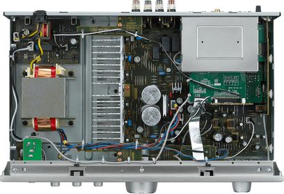Indvendigt syn af en sort Denon PMA-800NE hi-fi stereoforstærker med åbnet kabinet, der afslører de elektroniske komponenter