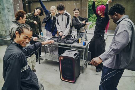 Svart Sony ULT TOWER 10 Bluetooth-høyttaler med belysning, foran en gruppe som danser rundt en DJ