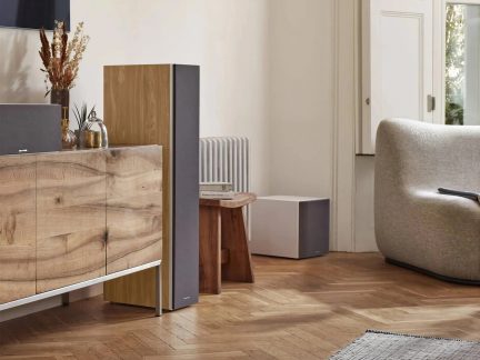 Gulvhøjttalere og subwoofer i antracitgrå med træfinish i en moderne stue