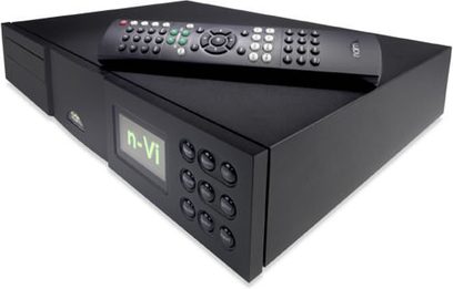 Naim Audio n-Vi hjemmebiograf-forstærker, rektangulært sort kabinet, front med knapper, drejeknap, grøn LCD-skærm, set forfra
