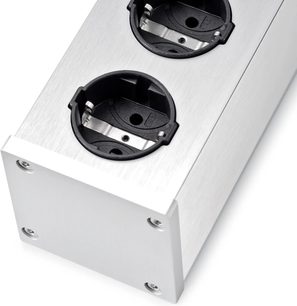 Multiprise Inakustik AC-3200 Filter Analog | SCHUKO v kartáčovaném stříbrném hliníku, pohled v perspektivě ukazující obdélníkový kryt se dvěma černými SCHUKO zásuvkami zapuštěnými a viditelnými šrouby na konci
