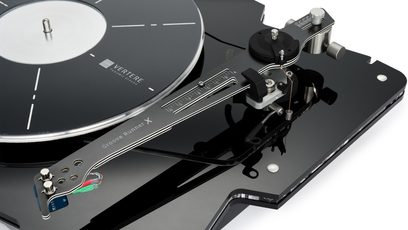 Hi-fi pladespiller Vertere Acoustics Pack DGX Sabre sort i blank akryl og metal, nærbillede i trekvart vinkel, der viser Groove Runner X tonearmen, den sorte pladetallerken med aluminiumsring og synlige kabler
