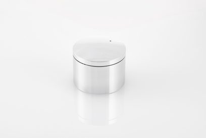 Boîtier cylindrique Transrotor Konstant Eins en aluminium argenté poli, fine rainure circulaire noire séparant couvercle et corps, petit orifice témoin sur le dessus, vue de face légèrement en plongée