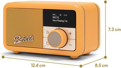 Radio Roberts Revival Petite 2 gul, kompakt kabinet beklædt med kunstlæder med perforeret metalgitter, sort skærm og central drejeknap på fronten, set fra højre forside i trekvarts vinkel