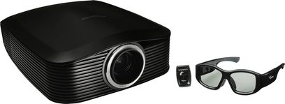 Černý videoprojektor Optoma D83 a černé 3D brýle s polarizačními skly, pohled zepředu a ze tří čtvrtin