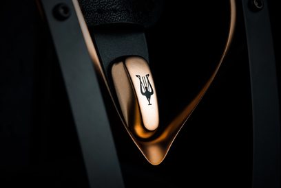 Auriculares de alta fidelidad abiertos Meze Audio 109 PRO, primer plano de la diadema y la almohadilla derecha de cuero negro con el logotipo plateado