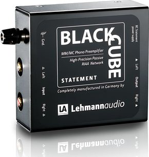 Lehmann Audio Black Cube Statement svart phono-forforsterker, rektangulær metallboks, gylne RCA-kontakter på baksiden