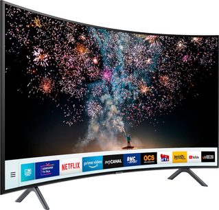 Zakřivený televizor Samsung UE55RU7305 zobrazující barevný ohňostroj na černém pozadí, pohled zepředu