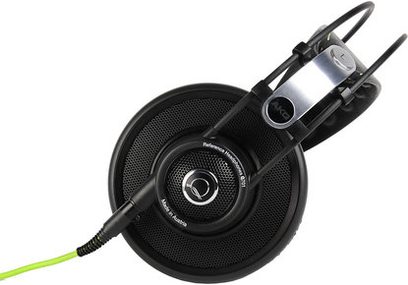 AKG Q 701 sort hovedtelefon, venstre profil, åbne cirkulære ørepuder, polstret hovedbøjle, grøn kabel
