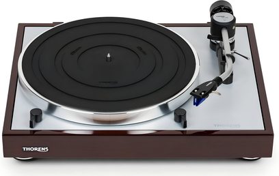 Gramofon Thorens TD 403 DD, lakovaný ořech. Černý talíř, raménko s přenoskou, nastavitelné ovládací prvky a nožičky.