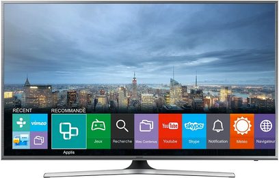 Samsung UE60JU6800 TV der viser Smart TV-grænsefladen med en natteudsigt over en by i baggrunden