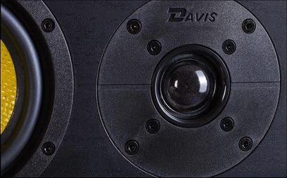 Davis Centrale Signature sort højttaler, nærbillede forfra, diskant og mellemtone-højttaler synlige