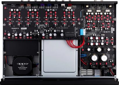 OPPO BDP-105D sort 4K Blu-ray-afspiller, set forfra indvendigt, elektroniske kredsløb, stik og komponenter synlige