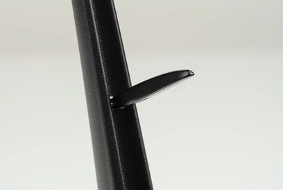 Tilbehør for hodetelefoner Meze Audio Manta, svart stativ, sidevisning, vertikal stang, horisontal arm, lys bakgrunn