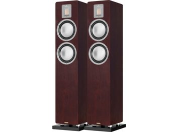 Paire d’enceintes colonne AudioVector QR3 SE noyer, coffrets élancés en bois brun noyer avec socle noir, deux haut-parleurs circulaires argentés et tweeter ruban rectangulaire sous plaque aluminium, vue de face