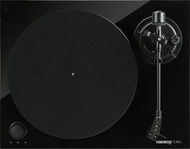 Reloop TURN3 sort pladespiller set forfra med mat sort rund plade og metalarm på sort baggrund