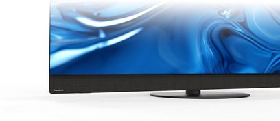 Panasonic TV-55Z95B højopløsnings-tv i sort, med smal ramme, frontvendt højttalerbar i mørkt stof og mat sort cirkulær metalfod, delvis frontvisning