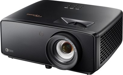 Černý videoprojektor Optoma Photon Beam PK52, pohled z předního tříčtvrtečního úhlu, velká čočka a boční mřížka