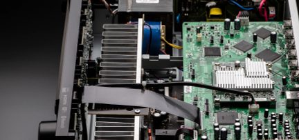 Vista superior de uma placa-mãe de computador, com componentes eletrônicos, dissipador de calor, conectores e cabos visíveis