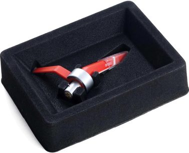 Cápsula Ortofon Concorde MKII DIGITAL roja y plateada en un estuche de espuma negra, vista superior en primer plano