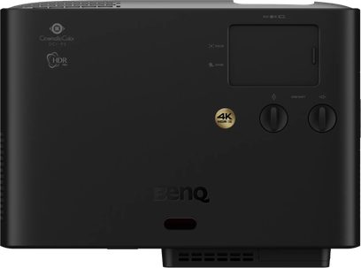 Benq W4100i, videoprojektor, matně černý, obdélníkový tvar se zaoblenými hranami, pohled shora, dvě kruhová kolečka, obdélníkový kryt, zlaté logo 4K HDR, označení CinematicColor a HDR PRO, ventilační mřížky