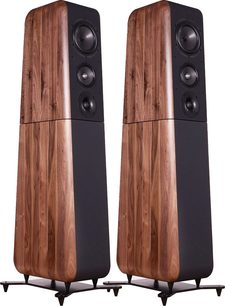 Par Chario Aviator Aria gulvhøjttalere i satinbrun valnød med mat sort frontpanel, set i trekvart vinkel med fire justerede højttalerenheder og sorte metalfødder med spikes