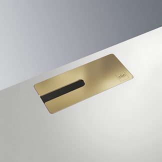 Placă dreptunghiulară din alamă periată, încastrată într-un blat alb, fantă oblongă neagră, logo „clic”
