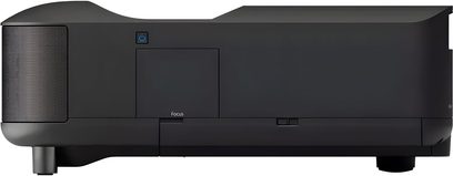 Fekete Epson EH-LS670B videoprojektor elölnézetben, bal oldali elülső ráccsal és kompakt téglalap alakú kialakítással
