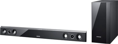 Samsung HW-C450 sort soundbar med 3 højttalere og kubisk basreflekskabinet, på hvid og grå baggrund